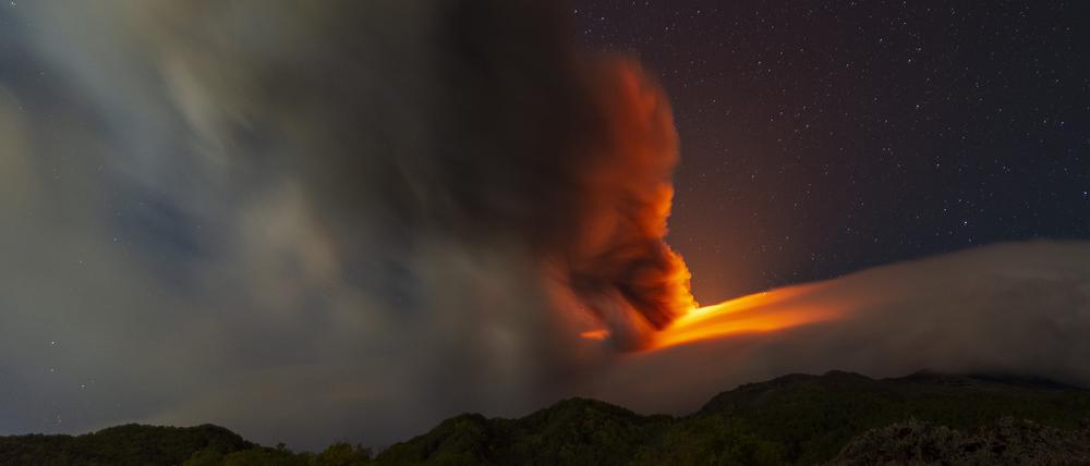 Rauchschwaden des Vulkans Ätna, gesehen von einem Gebiet in der Nähe des Dorfes Sant’Alfio, nördlich von Catania, in der vergangenen Nacht.