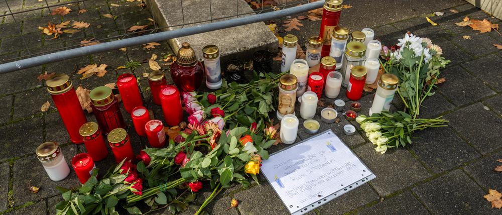 10.11.2023, Baden-Württemberg, Offenburg: Blumen und Kerzen liegen vor der Waldbachschule. 