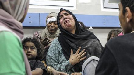 17.10.2023: Verwundete Palästinenser liegen nach israelischen Luftangriffen im Al-Shifa-Krankenhaus.