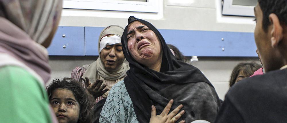 17.10.2023: Verwundete Palästinenser liegen nach israelischen Luftangriffen im Al-Shifa-Krankenhaus.