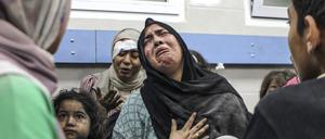 17.10.2023: Verwundete Palästinenser liegen nach israelischen Luftangriffen im Al-Shifa-Krankenhaus.