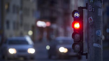 Eine rote Ampel für Radfahrer in Berlin.