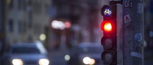 Eine rote Ampel für Radfahrer in Berlin.