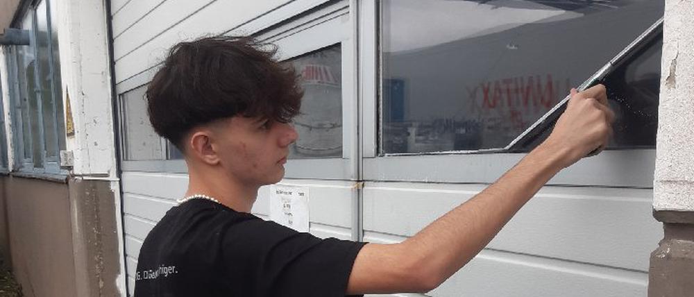 Patrick Z. lernt Gebäudereiniger bei GRG Services Berlin.