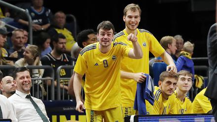 Jonas Mattisseck (l.) und Malte Delow freuen sich über eine gelungene Aktion der Kollegen.
