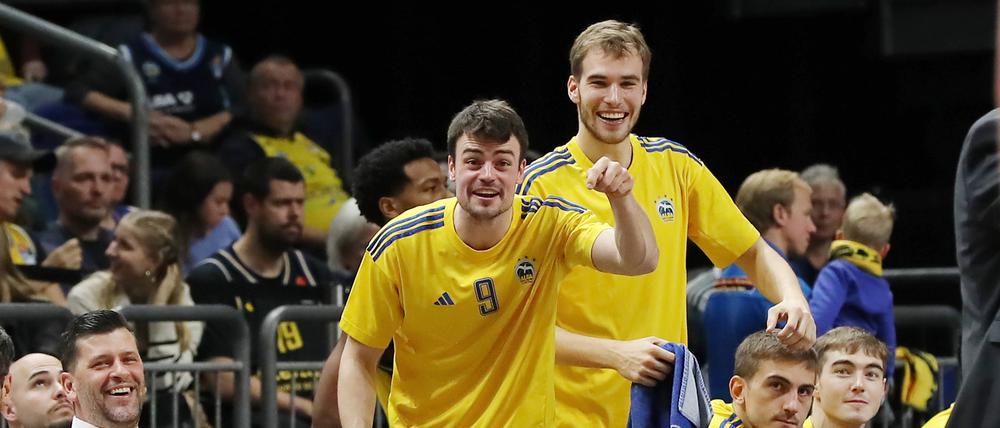 Jonas Mattisseck (l.) und Malte Delow freuen sich über eine gelungene Aktion der Kollegen.
