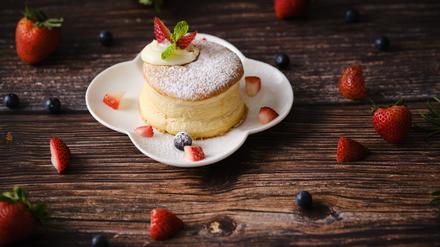 Soufflé-Pancakes sind ungefähr vier Zentimeter hoch und damit deutlich dicker als gewöhnliche Pancakes. 