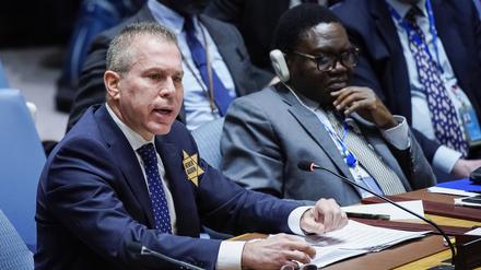 Gilad Erdan, Israels UN-Botschafter, trägt einen gelben Davidstern mit der Aufschrift „Nie wieder“ und spricht im Hauptquartier der Vereinten Nationen zu den Mitgliedern des UN-Sicherheitsrats. 