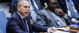 Gilad Erdan, Israels UN-Botschafter, trägt einen gelben Davidstern mit der Aufschrift „Nie wieder“ und spricht im Hauptquartier der Vereinten Nationen zu den Mitgliedern des UN-Sicherheitsrats.