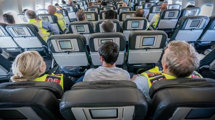 Zwei Polizeibeamte eskortieren einen Afghanen auf dem Flug von Leipzig nach Kabul in einem Charterflugzeug. 