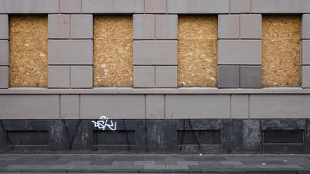Ein verrammeltes Haus gegenüber des Landgerichts in Bonn. Symbolbild.