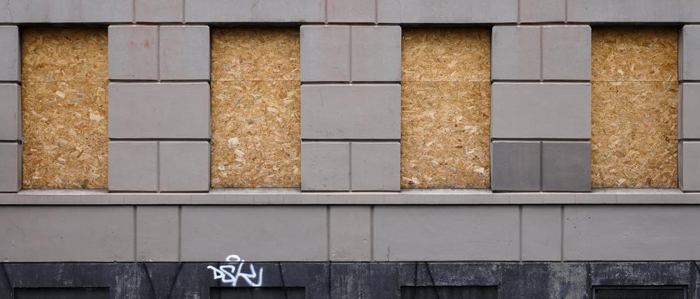 Ein verrammeltes Haus gegenüber des Landgerichts in Bonn. Symbolbild.