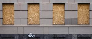 Ein verrammeltes Haus gegenüber des Landgerichts in Bonn. Symbolbild.