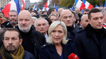 Die Präsidentschaftskandidatin des rechtsextremen Rassemblement National, Marine Le Pen, bei einer Demo gegen Antisemitismus in Frankreich.