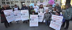 Hätte das Hormonpräparat Duogynon früher vom Markt genommen werden müssen? Die Interessengemeinschaft Duogynonopfer, hier bei einer Demonstration 2016, hat jetzt ein neues Rechtsgutachten erkämpft. 