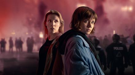 Luise (Lea Drinda, r.) und ihre Mutter, Kommissarin Catrin Kogan (Franziska Weisz).