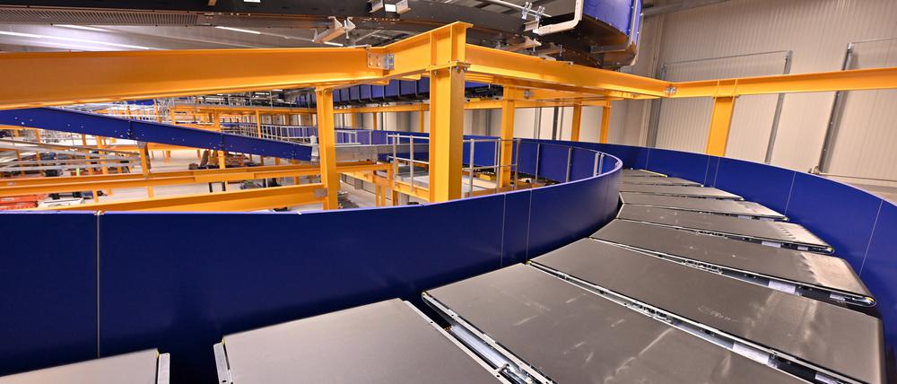Die vollautomatisierte Sortieranlage im neuen Potsdamer Logistikzentrum macht einen schnelleren Versand der GLS-Pakete möglich.
