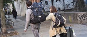 Zwei Berlin-Besucher in Prenzlauer Berg.