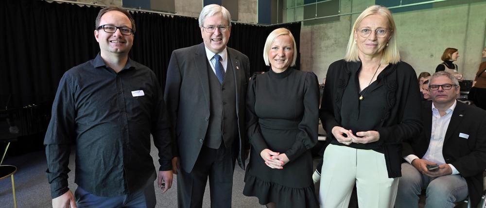 Politischer Morgen des Medianet in Babelsberg: Moderator Alexander Fuchs, Wirtschaftsminister Jörg Steinbach (SPD), Medianet-Chefin Jeannine Koch und Susanne Stürmer, Präsidentin der Filmuniversität Babelsberg (v.l.).