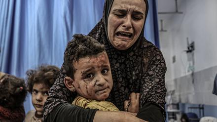 Verzweiflung, Not, Trauer: Das Al-Schifa-Krankenhaus im abgeriegelten Gazastreifen droht internationalen Hilfsorganisationen zufolge zu einem „Schauplatz der Verwüstung“ zu werden.