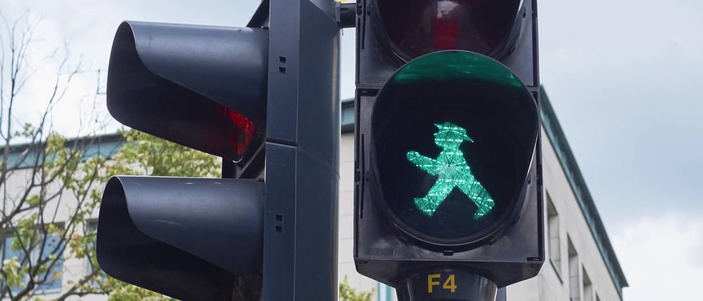 Eine grüne Fußgängerampel. (Symbolbild)
