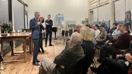 Bürgerdialog der Evangelischen Kirchengemeinde in der Nagelkreuzkapelle  mit Walid Hafezi, Pröpstin Christina-Maria Bammel und Pfarrer Jan Kingreen (v.l.).