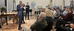 Bürgerdialog der Evangelischen Kirchengemeinde in der Nagelkreuzkapelle  mit Walid Hafezi, Pröpstin Christina-Maria Bammel und Pfarrer Jan Kingreen (v.l.).