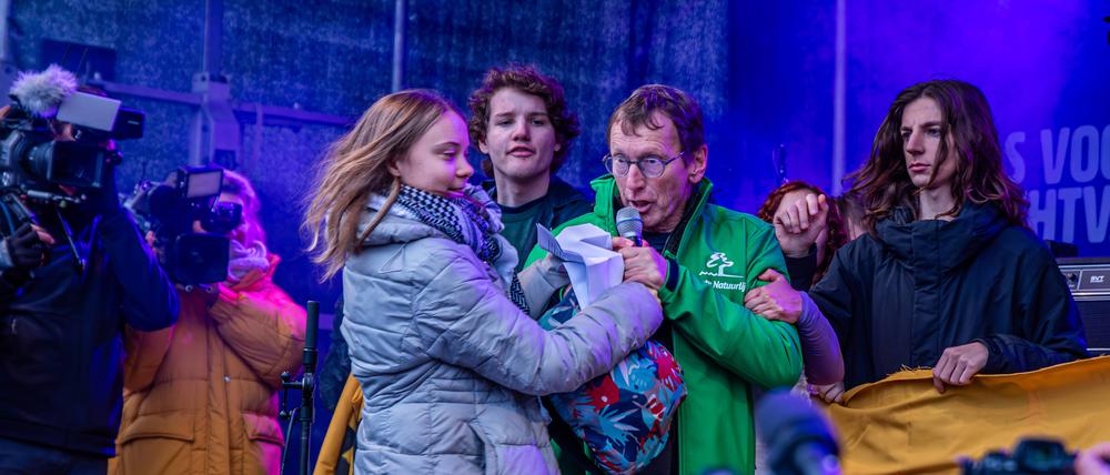 Klimaaktivist Erjan Dam, der sich darüber aufregt, dass beim nationalen Klimamarsch in den Niederlanden politische Themen im Vordergrund stehen, ringt mit Greta Thunberg um das Mikrofon.