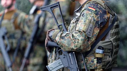 Soldaten stehen beim Antrittsbesuch vom Bundesminister der Verteidigung Boris Pistorius (SPD) am Standort Rheinbach, Nordrhein-Westfalen, 31.07.2023.