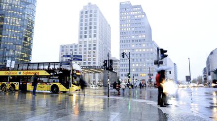 Herbstwetter. Regen und starker Wind machen raues Herbstwetter.
Am Potsdamer Platz, Ecke Stresemannstraße in Berlin Tiergarten können sich Radfahrer und Fußgänger kaum gegen die Windböen stemmen.