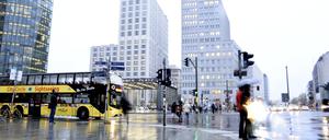 Herbstwetter. Regen und starker Wind machen raues Herbstwetter.
Am Potsdamer Platz, Ecke Stresemannstraße in Berlin Tiergarten können sich Radfahrer und Fußgänger kaum gegen die Windböen stemmen.
