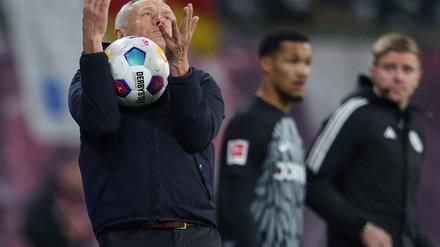 Nicht nur am Ball präsent. Freiburgs Trainer Christian Streich.