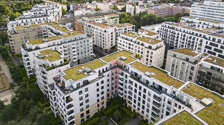 Neubaugebäude am Rand des Parks mit grünen Dach. (Symbolbild)