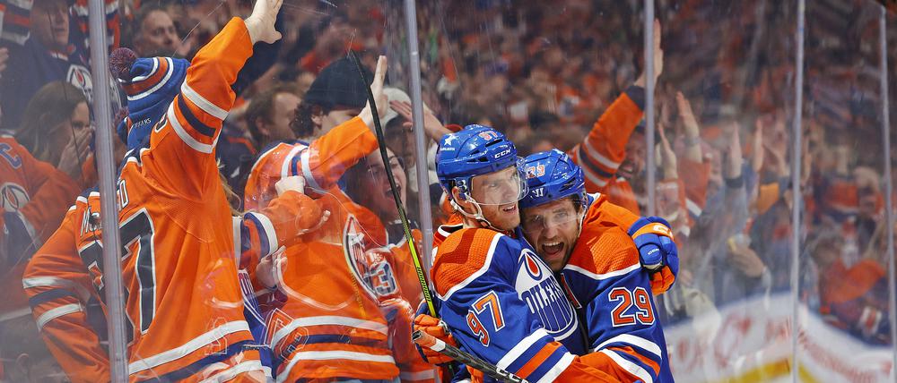 Die Beiden können was. Connor McDavid (97) mit Leon Draisaitl (29).