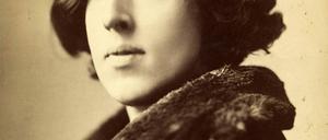 Der irische Schriftsteller Oscar Wilde. Als Lyriker, Romanautor, Dramatiker und Kritiker wurde er zu einem der bekanntesten und gleichzeitig umstrittensten Schriftsteller im viktorianischen Großbritannien.