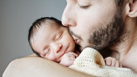 Forschende haben untersucht, wie die Vater-Kind-Bindung entsteht.