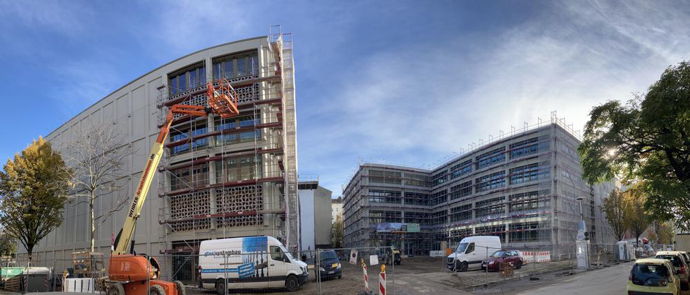 An diesem Dienstag wird Richtfest an der Nostitzstraße gefeiert. Der Neubau für 570 Kinder folgt dem Prinzip der modernen Compartment-Schulen, in denen sich mehrere Räume um ein gemeinsames Forum gruppieren.