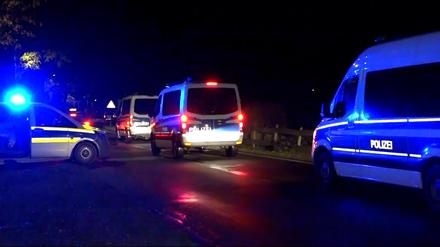 Das Videostandbild zeigt Polizeifahrzeuge beim verlassen des Einsatzorts. Nach rund 34 Stunden ist ein Großeinsatz der Polizei wegen eines bewaffneten und in einem Haus im Landkreis Havelland verschanzten Mannes zu Ende gegangen. Der Verdächtige sei gegen 0.30 Uhr in der Nacht auf Sonntag im Dachgeschoss des Gebäudes in der Gemeinde Milower Land von den Einsatzkräften aufgefunden worden, sagte eine Polizeisprecherin.