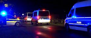 Das Videostandbild zeigt Polizeifahrzeuge beim verlassen des Einsatzorts. Nach rund 34 Stunden ist ein Großeinsatz der Polizei wegen eines bewaffneten und in einem Haus im Landkreis Havelland verschanzten Mannes zu Ende gegangen. Der Verdächtige sei gegen 0.30 Uhr in der Nacht auf Sonntag im Dachgeschoss des Gebäudes in der Gemeinde Milower Land von den Einsatzkräften aufgefunden worden, sagte eine Polizeisprecherin.