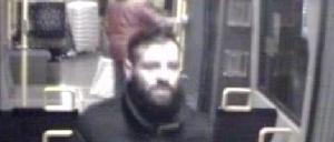Nach dem Ausstieg aus der Straßenbahn ausgeraubt. Die Berliner Polizei fahndet mit Bildern nach diesem Mann.