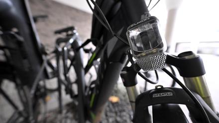 Potsdam, 14.11.2023 / Lokales / Fahrrad, Fahrräder, Fahrraeder, Zubehör, Zubehoer, Symbolfoto, Detailfoto, Radfahrer, Fahrradfahrer