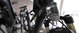 Potsdam, 14.11.2023 / Lokales / Fahrrad, Fahrräder, Fahrraeder, Zubehör, Zubehoer, Symbolfoto, Detailfoto, Radfahrer, Fahrradfahrer