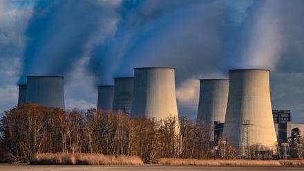 Wasserdampf steigt aus den Kühltürmen des Braunkohlekraftwerks Jänschwalde der Lausitz Energie Bergbau AG (LEAG).