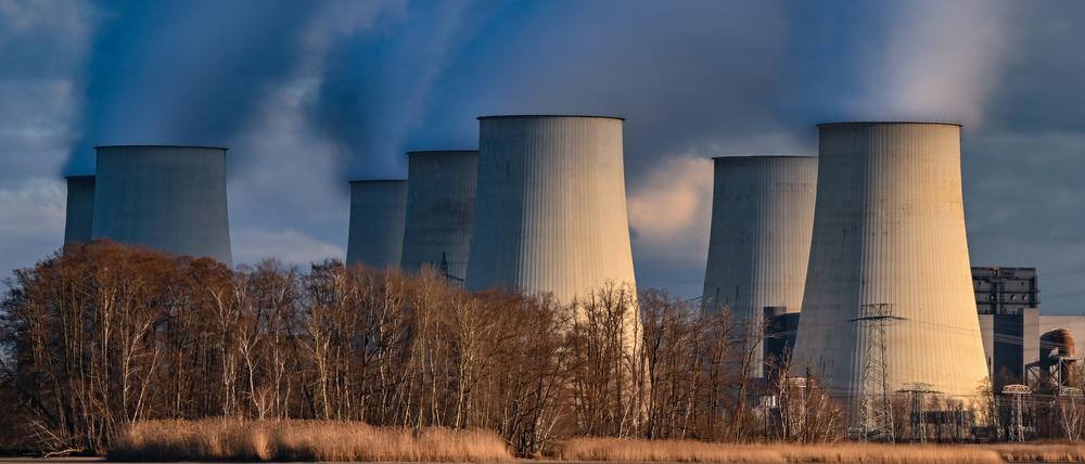 ARCHIV - 19.02.2023, Brandenburg, Jänschwalde: Wasserdampf steigt aus den Kühltürmen des Braunkohlekraftwerks Jänschwalde der Lausitz Energie Bergbau AG (LEAG). (Zu dpa: «Lausitzer Mittelstand fordert von Bund verlässliche Politik ») Foto: Patrick Pleul/dpa +++ dpa-Bildfunk +++