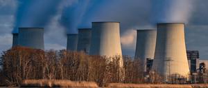ARCHIV - 19.02.2023, Brandenburg, Jänschwalde: Wasserdampf steigt aus den Kühltürmen des Braunkohlekraftwerks Jänschwalde der Lausitz Energie Bergbau AG (LEAG).  (Zu dpa: «Lausitzer Mittelstand fordert von Bund verlässliche Politik ») Foto: Patrick Pleul/dpa +++ dpa-Bildfunk +++