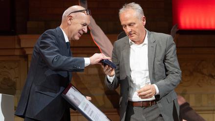 Präsident Bernd Neuendorf überreichte Trainer Christian Streich vom SC Freiburg den Ehrenpreis. 