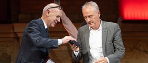 Präsident Bernd Neuendorf überreichte Trainer Christian Streich vom SC Freiburg den Ehrenpreis. 