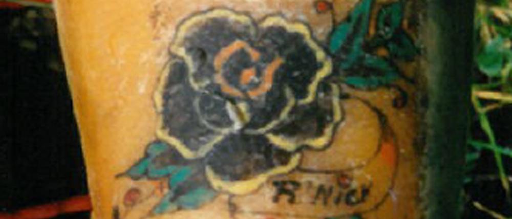 Dieses von der belgischen Bundespolizei zur Verfügung gestellte Bild zeigt ein Tattoo. Mehr als 30 Jahre nach dem Fund ihrer Leiche in einem Fluss in Antwerpen ist eine Frau identifiziert worden. Bei der im Juni 1992 gefundenen Leiche handelt es sich um eine 31-jährige Britin, wie die Staatsanwaltschaft Antwerpen am Dienstag mitteilte. F