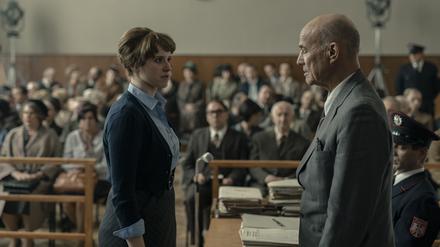 Konfrontation im Gerichtssaal. Die Dolmetscherin Eva Bruhns (Katharina Stark) trifft auf den SS-Mann Wilhelm Boger (Heiner Lauterbach), der für seine sadistischen Verhörmethoden berüchtigt war. Szene aus der Serie „Deutsches Haus“, deren fünf Teile Disney+ von Mittwoch an streamt.