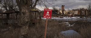 Ein Schild mit der Aufschrift „Minen“ steht am Straßenrand des Dorfes Kamjanka (Symbolbild).